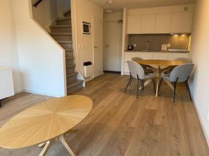 ホルムにあるAppartement Eb en Vloedのテーブルと椅子のあるキッチンとダイニングルーム