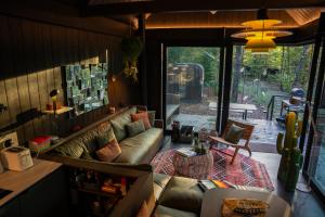 a living room with a couch and a table at Inarden Yosemite Cabin in Érezée