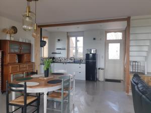 a kitchen and dining room with a table and chairs at Le Moole Veld in Steenbecque