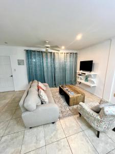 Телевизор и/или развлекательный центр в Beachside Bliss in Rodney Bay - Tuscany Villas