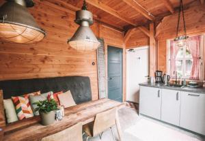Kuchyň nebo kuchyňský kout v ubytování CRASH'NSTAY - The Silo Bungalow