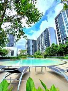 バンティングにあるMayabay Residence Gamuda Cove - LabuhSenja Homestayのスイミングプール(椅子2脚付)と一部の建物 +22枚の写真
