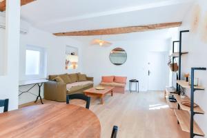 salon z kanapą i stołem w obiekcie L'EMERAUDE duplex confortable au cœur de Cannes, proche plage du Midi et Palais w Cannes