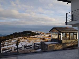 un gazebo in cima a una collina innevata di Alpine Blu - Horezu - Varful lui Roman - Sauna, Hot Tub & Gym a Horezu
