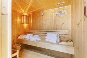 a sauna with white towels sitting on a bench at Ferienhaus Catharina in Diemelsee +27 photos