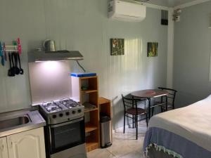 En eller flere senge i et værelse på Ojochal maison moderne piscine creusée