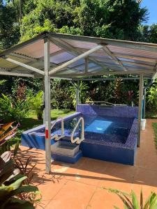 Swimmingpoolen hos eller tæt på Ojochal maison moderne piscine creusée