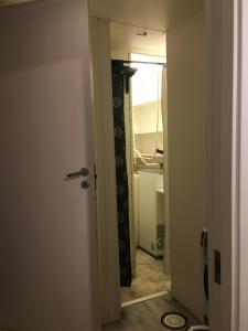 Un pasillo con una puerta que conduce a una habitación. en Vindmølle, en Stavanger