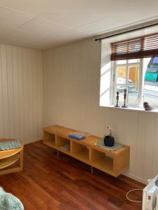 Habitación con mesa de madera y ventana. en Vindmølle, en Stavanger