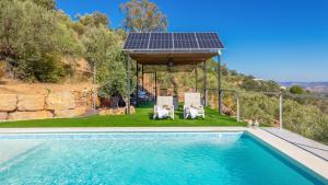 une maison avec une piscine dotée d'un toit solaire dans l'établissement Miralvalle El Gastor by Ruralidays, à El Gastor