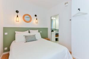Łóżko lub łóżka w pokoju w obiekcie L'EMERAUDE duplex confortable au cœur de Cannes, proche plage du Midi et Palais