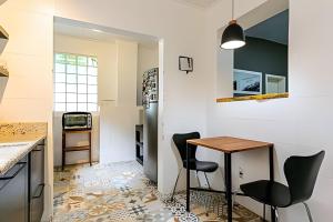 a kitchen with a table and chairs and a refrigerator at Casa central em ótima localização - UN059 in Florianópolis
