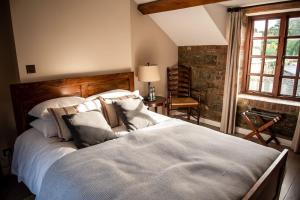 Rúm í herbergi á Cosy Rustic Cottages for Large Groups