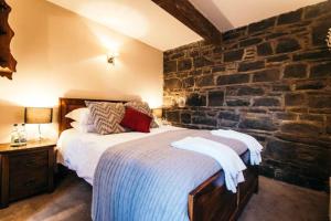 Rúm í herbergi á Cosy Rustic Cottages for Large Groups