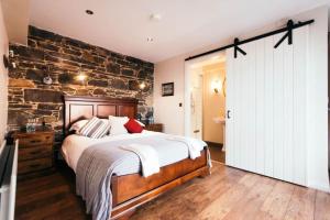 Rúm í herbergi á Cosy Rustic Cottages for Large Groups