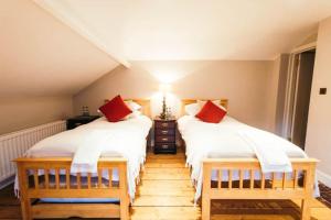 Rúm í herbergi á Cosy Rustic Cottages for Large Groups