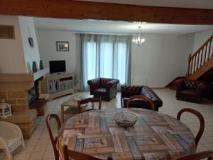 Posedenie v ubytovaní Gîte des bords de l Eure 4 chambres 2 SDB et parking