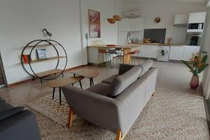 Una televisión o centro de entretenimiento en Logement spacieux 20 m plage