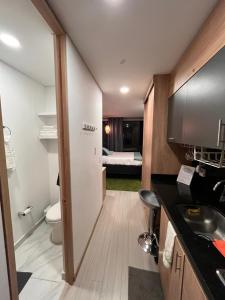 Kuchyň nebo kuchyňský kout v ubytování Hermoso apartamento con vista a la montaña en pleno centro de Chapinero