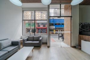 Posezení v ubytování Hermoso apartamento con vista a la montaña en pleno centro de Chapinero