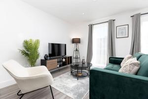 Μια τηλεόραση ή/και κέντρο ψυχαγωγίας στο Ground Floor Apartment in Cambridge