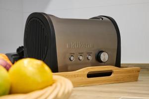 a toaster sitting on a counter next to some fruit at Alojamiento NUEVO en el centro de León - Edificio RVM in León