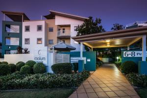 - une vue sur l'avant du bâtiment la nuit dans l'établissement Coolum Seaside Apartments, à Coolum Beach