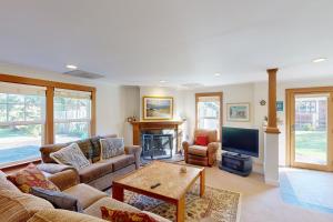 ein Wohnzimmer mit Sofa und Fernseher in der Unterkunft Seventh Street Cottage in Gearhart