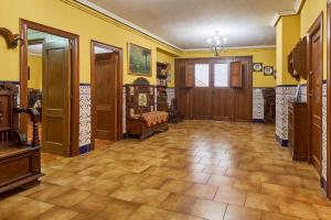 a large room with yellow walls and wooden doors at El Capricho del Tejar in Cimanes del Tejar