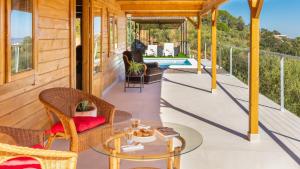 un balcon avec une table et des chaises et une piscine dans l'établissement Miralvalle El Gastor by Ruralidays, à El Gastor 5 autres photos