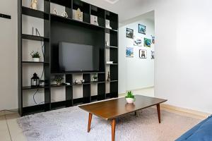 a living room with a tv and a coffee table at Casa central em ótima localização - UN059 in Florianópolis