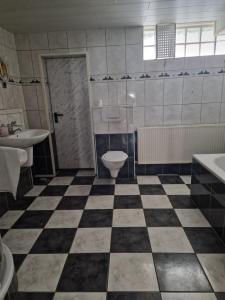 HilchenbachにあるSiegener Straßeのトイレと洗面台付きのバスルーム