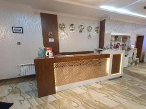 una habitación grande con un mostrador en una habitación con un mostrador sidx sidx en Hotel Mildom, en Baku
