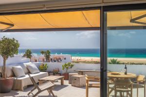 patio z widokiem na plażę w obiekcie Los Lances Beach Apartments w mieście Tarifa