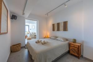 Łóżko lub łóżka w pokoju w obiekcie Los Lances Beach Apartments