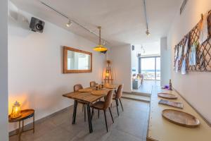 Część wypoczynkowa w obiekcie Los Lances Beach Apartments