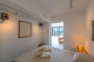 Łóżko lub łóżka w pokoju w obiekcie Los Lances Beach Apartments