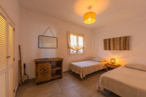 Łóżko lub łóżka w pokoju w obiekcie Los Lances Beach Apartments