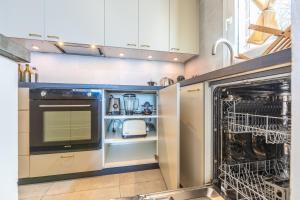 kuchnia z piekarnikiem i zmywarką do naczyń w obiekcie Los Lances Beach Apartments w mieście Tarifa