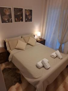 a bedroom with a bed with two towels on it at Casa Venti Perea in Perea