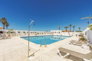 Basen w obiekcie Los Lances Beach Apartments lub w pobliżu