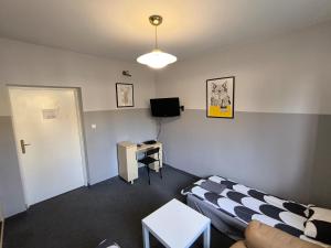 Televízia a/alebo spoločenská miestnosť v ubytovaní Wilanowska Hostel