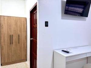 Habitación con puerta, lavabo y armario en SC Central Suite, en Manta