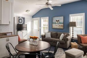 un soggiorno con un divano e un tavolo di The Little Haven - Charming Coastal Cottage a South Haven