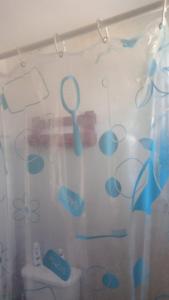 São MamedeEco Pousada Tigipió的配有带网球拍的浴帘