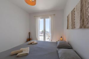 Łóżko lub łóżka w pokoju w obiekcie Los Lances Beach Apartments