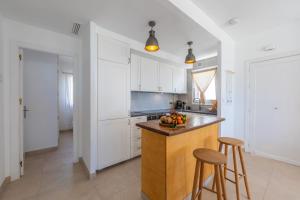 Kuchnia lub aneks kuchenny w obiekcie Los Lances Beach Apartments