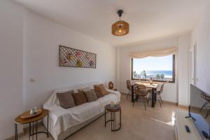 Część wypoczynkowa w obiekcie Los Lances Beach Apartments