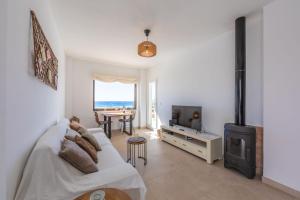 Telewizja i/lub zestaw kina domowego w obiekcie Los Lances Beach Apartments