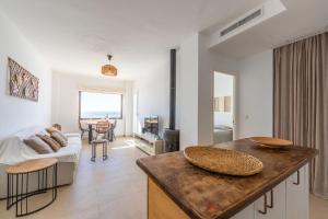 Część wypoczynkowa w obiekcie Los Lances Beach Apartments
